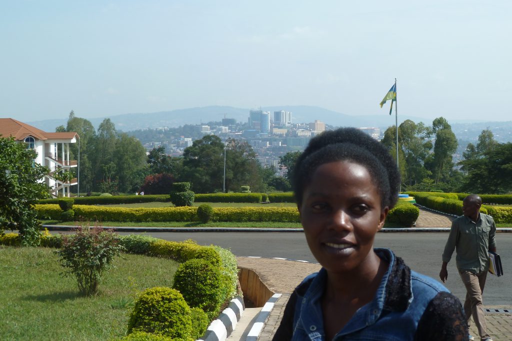 Grace auf ihrem Campus der Kigali Independent University ULK